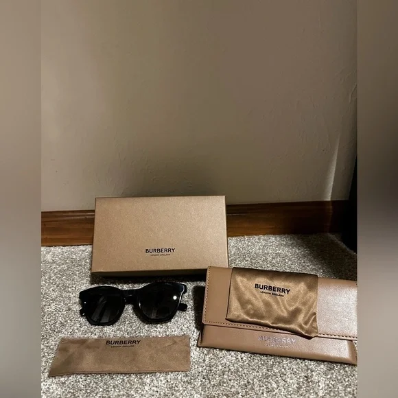 NEW Burberry 49mm Sunglasses - Picture 6 of 6